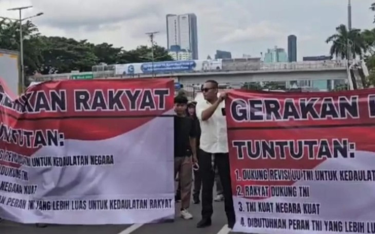 Ratusan Massa dari Gerakan Rakyat Gelar Aksi Simpatik di Depan DPR
