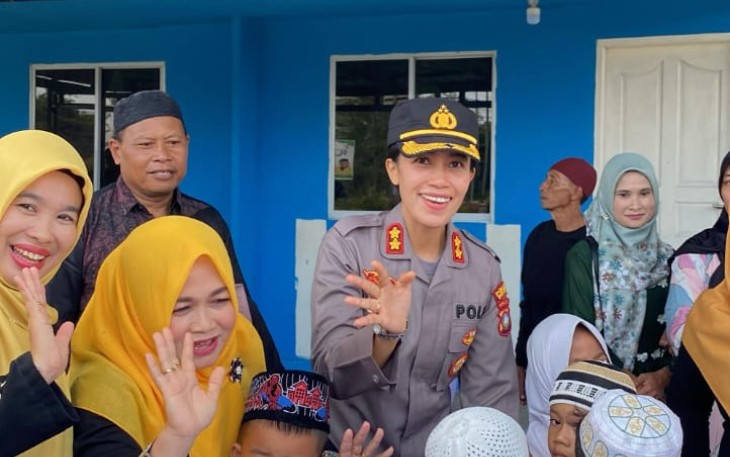 Kapolres Bintan bersama PJU Polres Bintan tengah membagi-bagikan takjil berupa bingkisan kue dan minuman kepada anak-anak (TK) Negeri 3 Pembina Toapaya Selatan, Kabupaten Bintan, Jumat (7/3/2025)