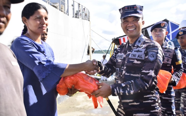 Satgas Trisila-25 TNI AL dan Pemda Morotai Gelar Bakti Kesehatan Gratis Di Atas KRI Teluk Wondama-527