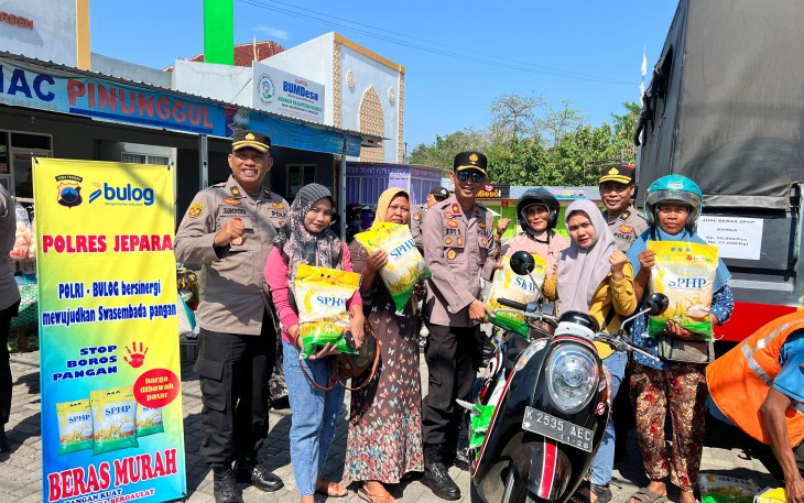 Polres Jepara Kolaborasi Dengan Bulog Gelar Pasar Murah