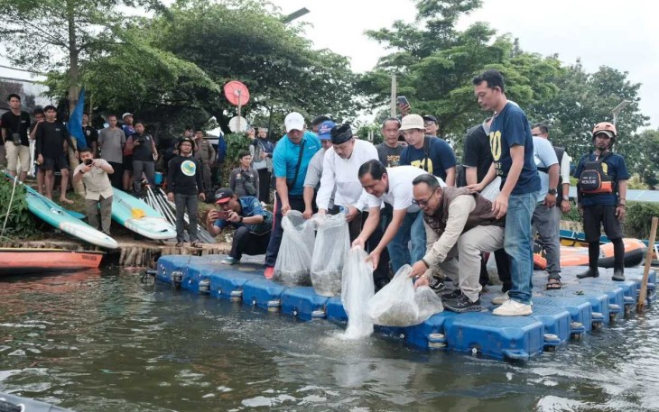 Pelaksana Harian (Plh) Wali Kota Depok, Chandra Rahmansyah, melepas ratusan bibit ikan pada aksi Bersih Situ Sama-sama (Besetss) yang digelar Karang Taruna Kecamatan Bojongsari di Situ 7 Muara, Minggu (23/02/25).