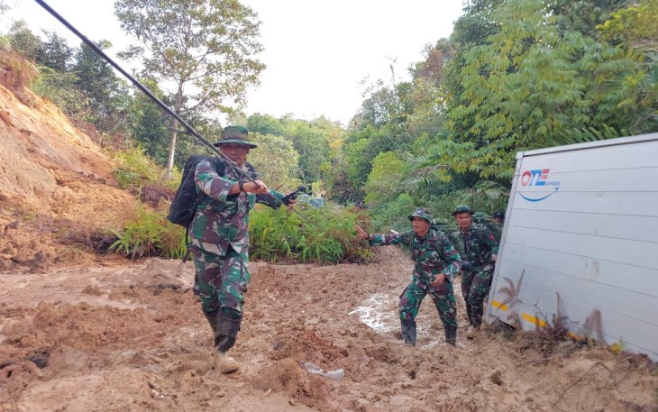 TNI Terobos 20 Titik Longsor Dengan Berjalan Kaki