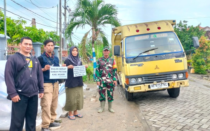 Babinsa Koramil Kedunggalar dan Petugas Bulog Turun ke Lapangan 
