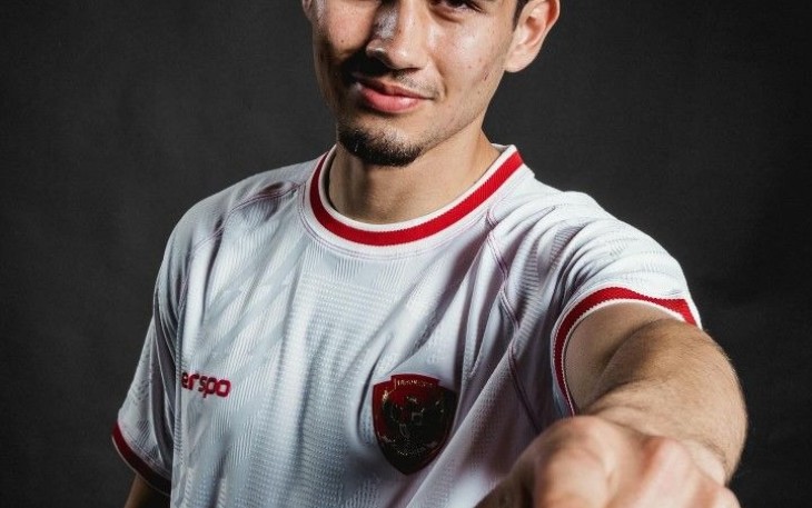 Nathan Tjoe-A-On saat mencoba Jersey baru. (Foto: Pinterest).
