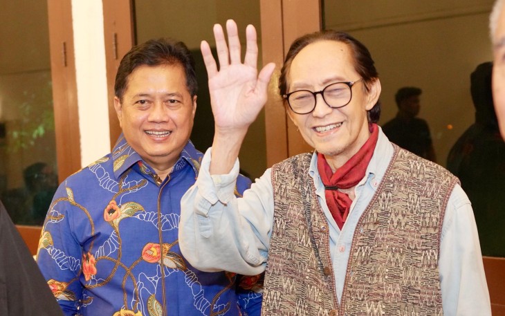 Pentas band yang dibentuk oleh Eros Djarot di tahun 1970-an itu tak hanya dihadiri oleh para seniman senior namun juga menarik perhatian bagi Wakil Menteri Transmigrasi Viva Yoga Mauladi