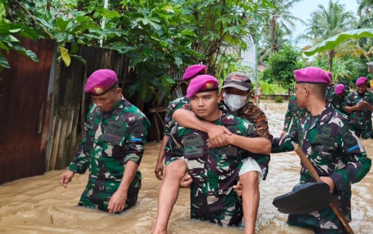 AKsi Sigap Prajurit TNI AL Evakuasi Warga Terdampak Banjir di Pesawaran Lampung 