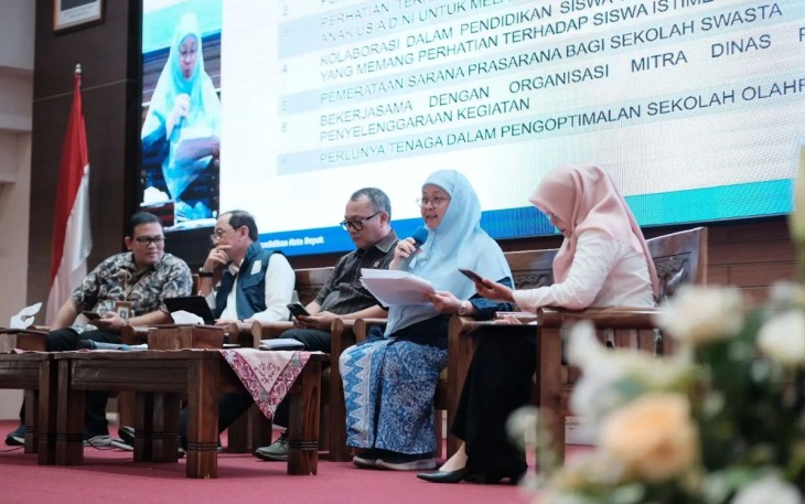 Kepala Disdik Kota Depok, Siti Chaerijah Aurijah memberikan paparan dalam kegiatan Forum Rencana Kerja (Renja) Disdik Kota Depok di Aula Lantai 10, Gedung Dibaleka II, Rabu (12/03/25)
