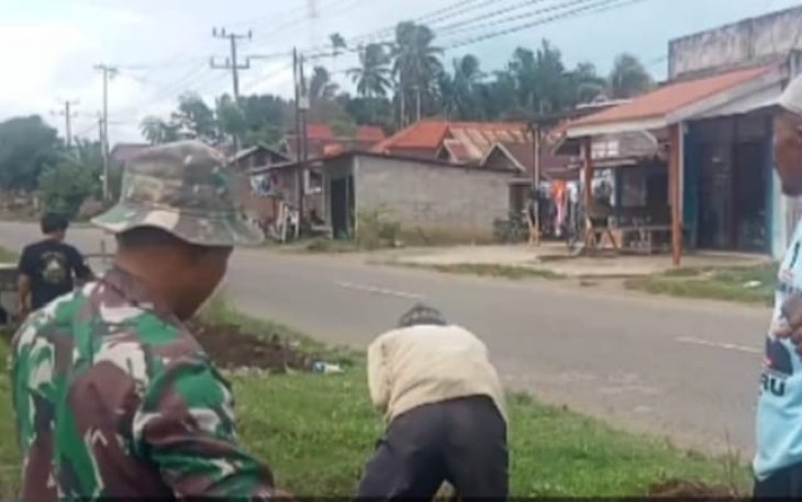 Budaya Gotong Royong Pembersihan Lingkungan di Satgas TMMD Ke-124 Kodim 0408/BS