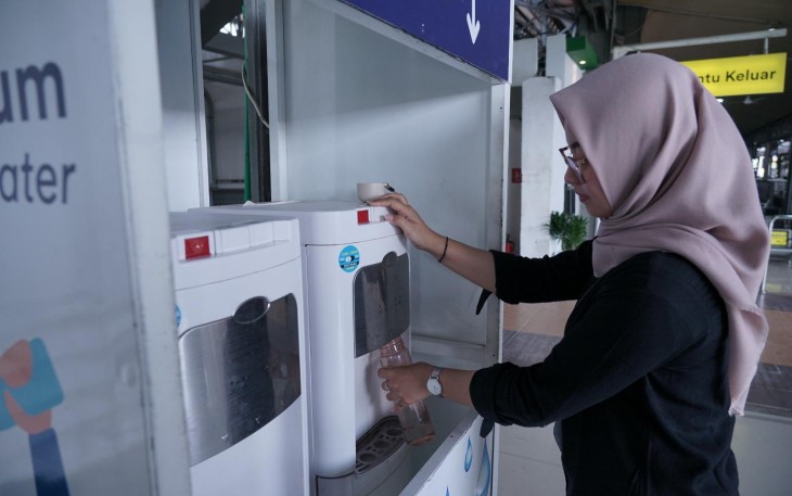 Penumpang kereta api di stasiun Semarang Tawang Bank Jateng dan Poncol sedang mengisi ulang air minum yang disediakan PT KAI Daop 4 Semarang
