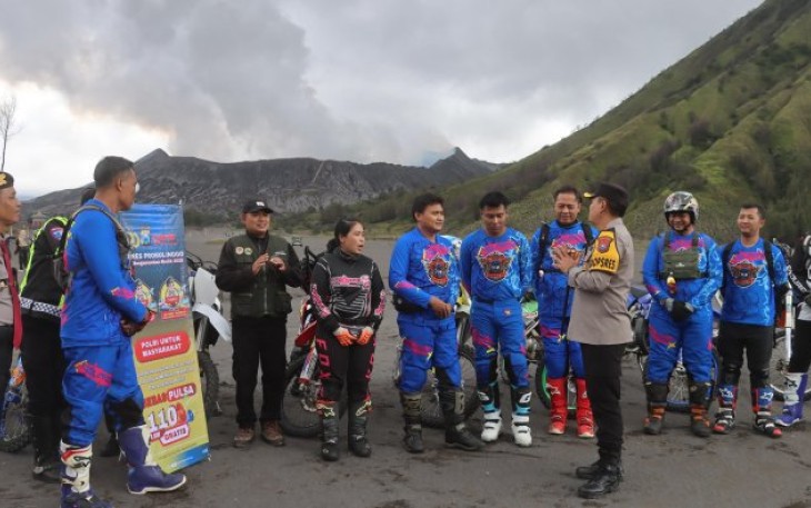 Kapolres Probolinggo AKBP Wisnu Wardana saat berdialog dengan wisatawan di gunung Bromo, Sabtu (5/4)