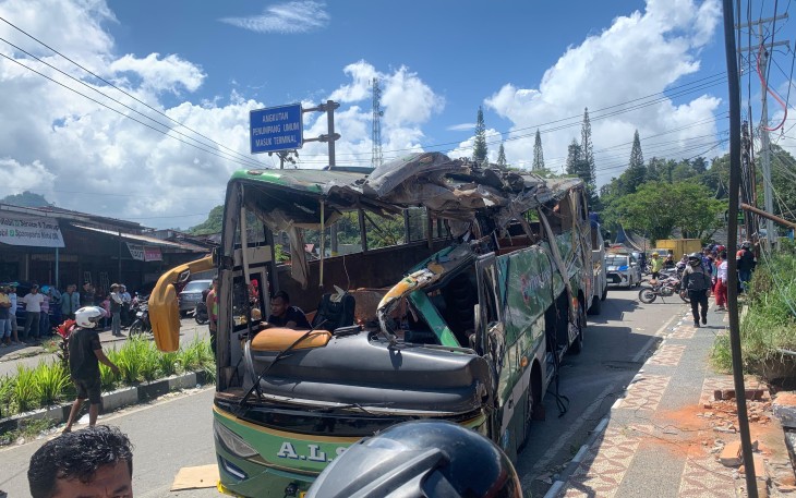 Insiden kecelakaan yang melibatkan Bus Antar Lintas Sumatera (ALS) yang terjadi di Jalan Lintas Padang Panjang, Padang, Sumatera Barat pada Selasa (65) kemarin