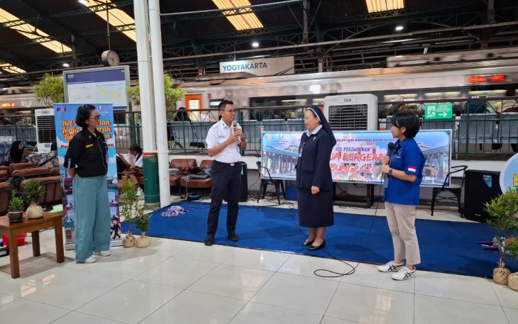 Kampanye peduli lingkungan bertajuk “Rel Perjalanan: Jogja Bergerak Lindungi Ozon” di Stasiun Yogyakarta, Kamis (11/9). 