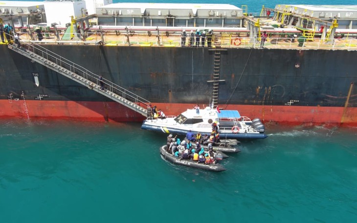 Bakamla RI Evakuasi 14 Korban Kapal Tenggelam di Perairan Utara Berakit