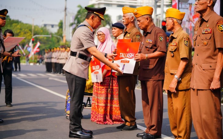 Kapolri Jenderal Listyo Sigit Prabowo saat memberikan santunan kepada veteran Polri, keluarga M Jasin, dan putri Moekari (Ajudan M Jasin).