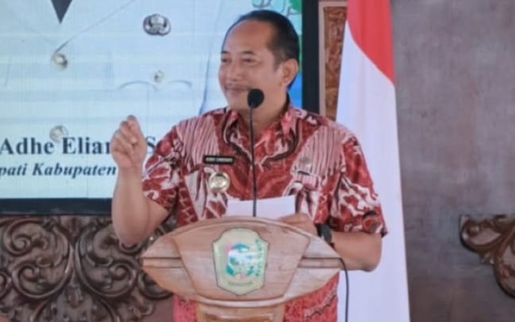 Bupati Rober Christanto memberikan sambutan dalam kegiatan pembinaan pemerintah desa memperingati Hari Sampah Nasional, di Pendopo Rumah Dinas Bupati Karanganyar, Selasa (15/4/2025)