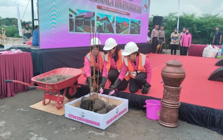  Peletakan batu pertama (ground breaking) relokasi pembangunan SMP Kemala Bhayangkari, di Desa Jati, Kecamatan Jaten, Kabupaten Karanganyar, Selasa (25/2/2025)