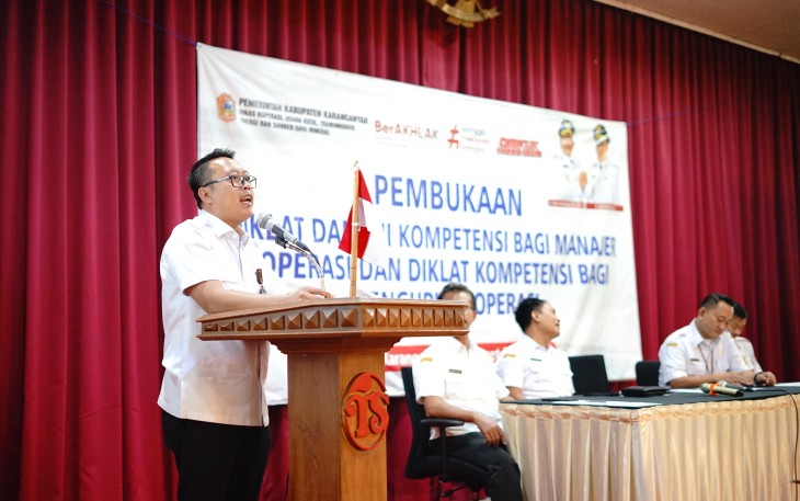 Wakil Bupati Karanganyar Adhe Eliana membuka kegiatan diklat dan uji kompetensi bagi manajer dan pengurus koperasi, di Hotel Taman Sari, Selasa (18/3/2025)
