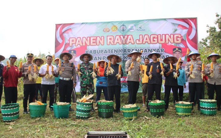 Kapolres Karanganyar bersama sejumlah pejabat Forkopimcam Ngargoyoso saat panen raya jagung serentak tingkat nasional bersama kelompok tani Agung Rejeki, di Dusun Gemawang, Desa Dukuh, Kecamatan Ngargoyoso, Kamis (15/5/2025)