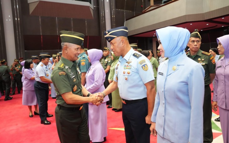 Kasum TNI Letjen TNI Richard Tampubolon mewakili Panglima TNI Jenderal TNI Agus Subiyanto, menerima Laporan Korps Kenaikan Pangkat 32 Perwira Tinggi (Pati) TNI, bertempat di Aula Gatot Subroto Mabes TNI, Cilangkap, Jakarta Timur, Kamis (13/02/2025).