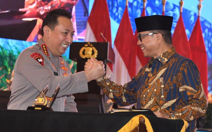 Menteri Desa dan Pembangunan Daerah Tertinggal Yandri Susanto bersama Kapolri Jenderal Polisi Listyo Sigit Prabowo menandatangani naskah kerjasama di The Tribrata, Jakarta, Jumat (31/1/2025). Kemendes PDT dengan Polri menjalin kerja sama dalam sinergitas tugas dan fungsi di bidang pembangunan desa dan daerah tertinggal. Foto: Wening/Kemendes PDT