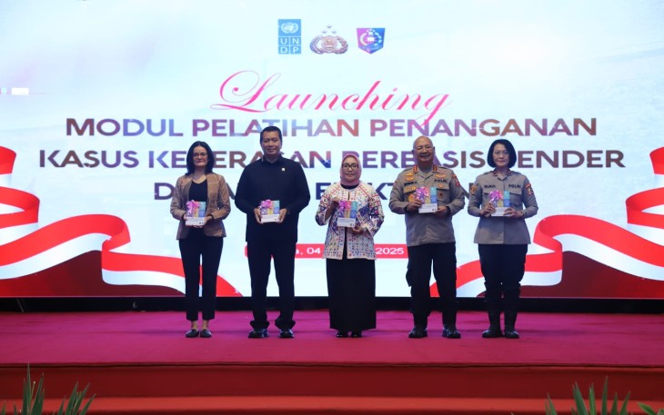 Wamen PANRB Purwadi Arianto saat mendampingi Menteri PPPA Arifatul Choiri Fauzi; Ketua STIK Lemdiklat Polri Irjen Pol. Prof. Dr. Dadang Hartanto; dan Deputy Resident Representative at UNDP Indonesia Sujala Pantdalam acara Peluncuran Modul Pelatihan Penanganan Kasus Kekerasan Berbasis Gender di Ranah Elektronik di Jakarta, Selasa (04/02/2025)