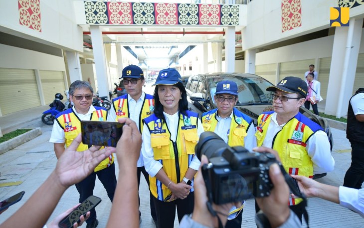 Wakil Menteri Pekerjaan Umum (PU) Diana Kusumastuti melakukan peninjauan Pasar Banjarsari yang berada di Kota Pekalongan, Jawa Tengah, Selasa (18/02/2025). Saat ini, progress pembangunan Pasar Banjarsari telah mencapai 100% dan selesai