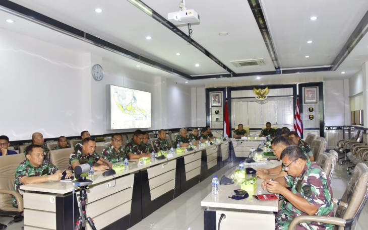 Audit kinerja dan kepatuhan satuan TNI di wilayah Papua Barat dan Papua Barat Daya resmi berakhir dengan dilaksanakannya Taklimat Akhir di Ruang Rapat Panglima Komando Armada (Pangkoarmada) III pada Rabu (19/2/2025)