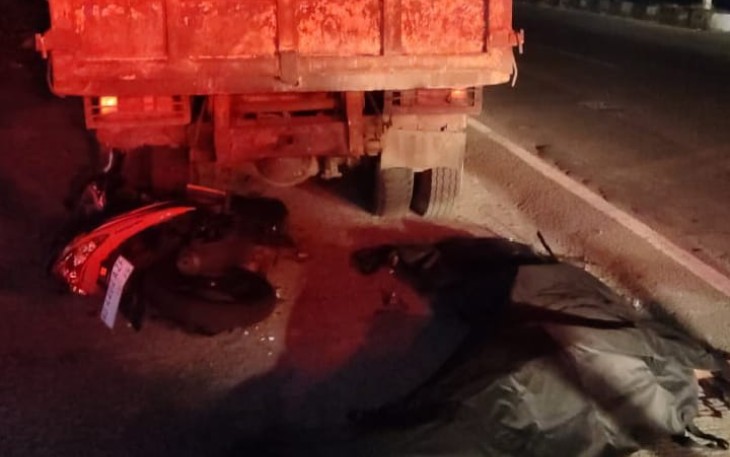Kondisi motor Honda Vario AD 4404 AZF usai menabrak dump truk, di Jalan Raya Solo - Sragen, kawasan Desa Sroyo, Kecamatan Jaten, Kabupaten Karanganyar, Rabu (16/4/2025) Foto : Istimewa