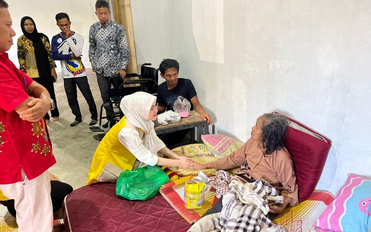 Ketua LKKS Bintan Roadshow Bagikan Kursi Roda