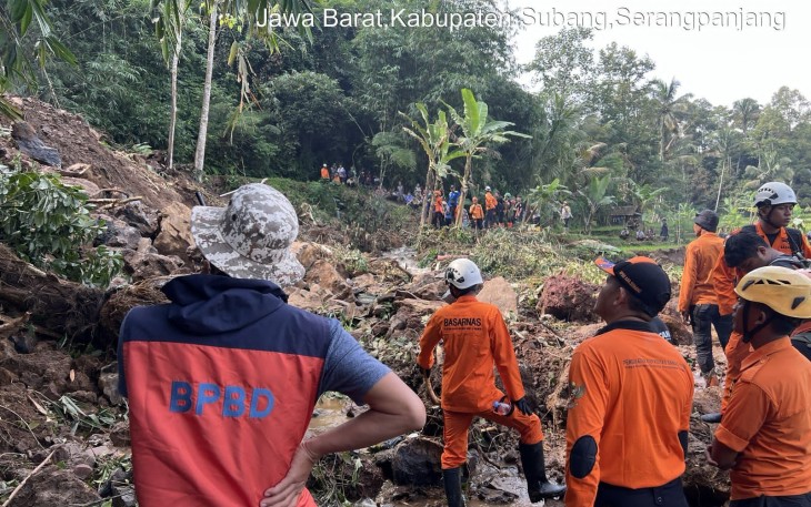 Bencana tanah longsor melanda Kabupaten Subang, Provinsi Jawa Barat, pada Jumat (11/4) setelah hujan deras mengguyur wilayah tersebut