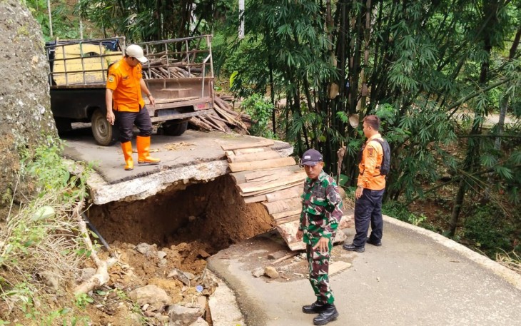 Akses Jalan Terputus TNI dan BPBD Bergerak Cepat