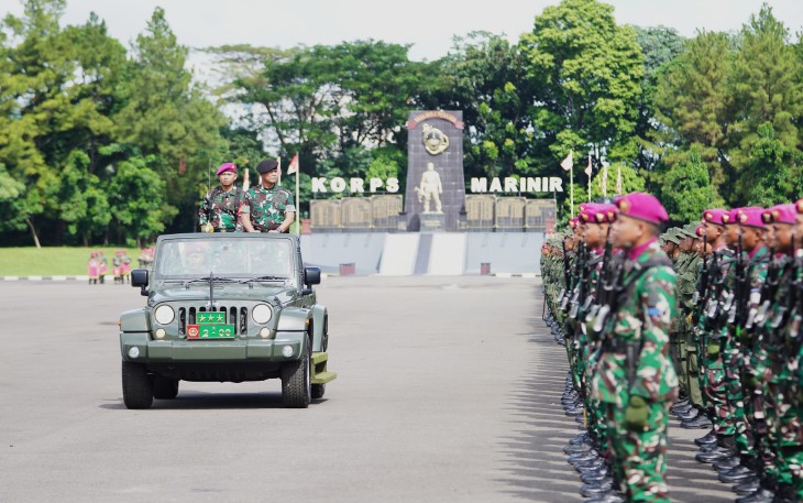 Wakil Kepala Staf Angkatan Darat (Wakasad) Letjen TNI Tandyo Budi R. bertindak sebagai Inspektur Upacara pada pembukaan Pendidikan dan Latihan Dasar Kemiliteran (Diklatsarmil) Program Sarjana Penggerak Pembangunan Indonesia (SPPI) Batch-3 TA. 2025, yang dilaksanakan di Lapangan Brigif 1 Marinir, Cilandak, Jakarta, Senin (14/4/2025)