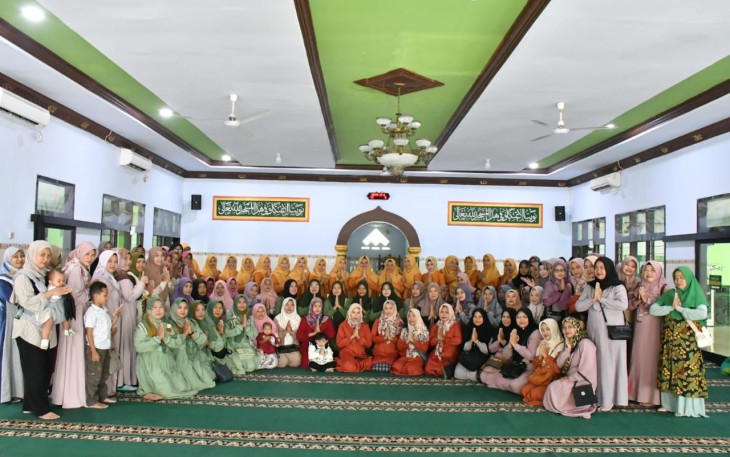  Persit Kartika Chandra Kirana (KCK) Cabang XVI Kodim Ponorogo tadi pagi menggelar acara pengajian bertempat di Masjid Al Muttahidah Kodim 0802/Ponorogo jalan Veteran no 4 Kota / Kabupaten Ponorogo, Kamis (17/04/2025)