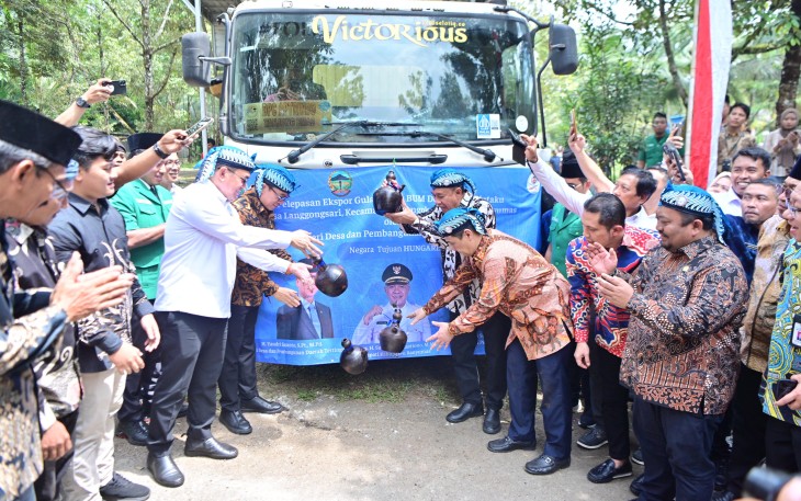 Mendes Yandri Lepas Ekspor 18,5 Ton Gula Kelapa ke Hungaria