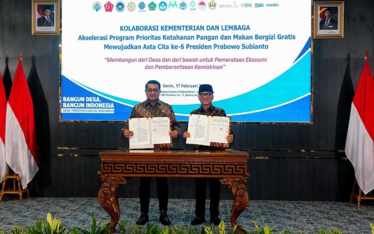 Menekraf Teuku Riefky Harsya dan Mendes PDT Yandri Susanto menandatangani kesepakatan mengenai Pengembangan Ekonomi Kreatif di Kantor Kemendes PDT, Jakarta, pada Senin, 17 Februari 2025.