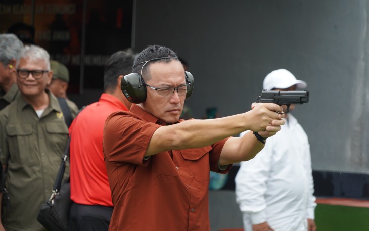 Pangdam IX/Udayana Mayjen TNI Piek Budyakto melaksanakan kegiatan latihan menembak pistol