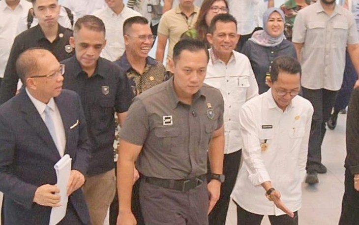 Menteri Koordinator Bidang Infrastruktur dan Pembangunan Kewilayahan RI Agus Harimurti Yudhoyono memimpin Rapat Koordinasi Transmigrasi Lokal dan Penyerahan Sertifikat Hak Milik (SHM), bertempat di Kantor BP Batam, Provinsi Kepri, Selasa (18/3/2025)