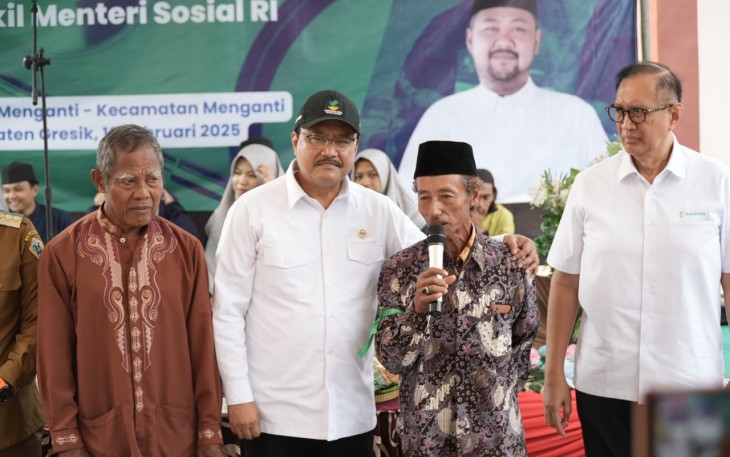 Menteri Sosial Saifullah Yusuf (Gus Ipul) turut menyukseskan program CKG dengan membagikan kado bagi 55 lansia di Puskesmas Manganti Kabupaten Gresik