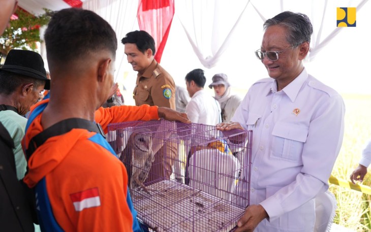 Menteri Pekerjaan Umum (PU) Dody Hanggodo menyerahkan 12 ekor burung hantu kepada petani di Kecamatan Cikedung, Kabupaten Indramayu, Selasa (22/4)