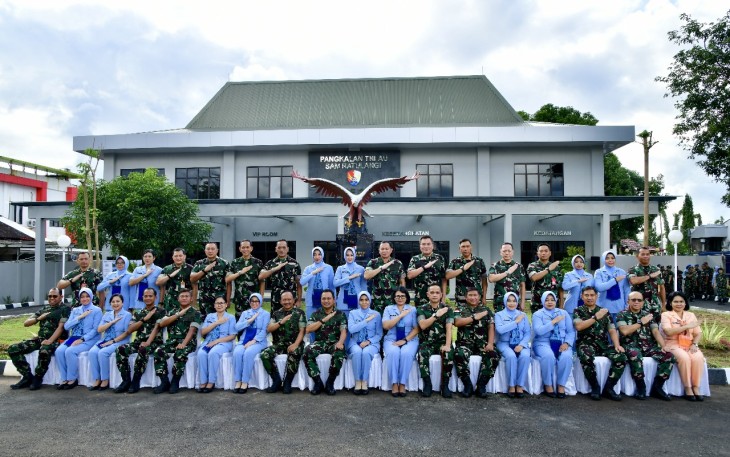 Kepala Staf Angkatan Udara (Kasau) Marsekal TNI M. Tonny Harjono, S.E., M.M., didampingi Ketua Umum PIA Ardhya Garini Ny. Isa M. Tonny Harjono meresmikan Baseops Barat Lanud Sam Ratulangi, Manado, Sulawesi Utara. Jumat (14/2/2025)