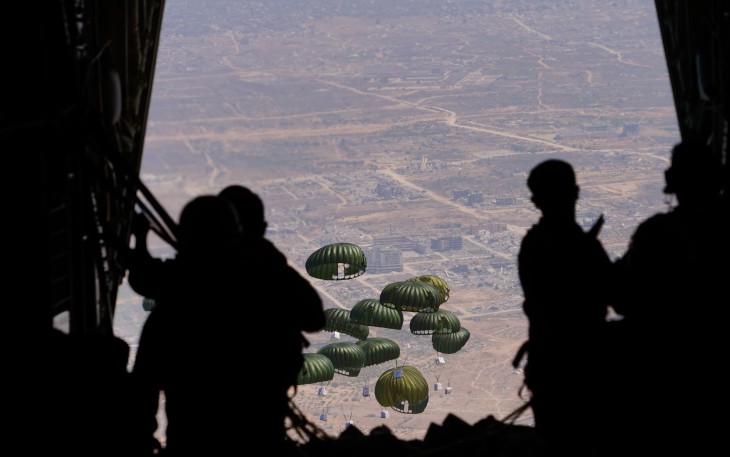 Operasi pengiriman bantuan dan airdrop di Jalur Gaza