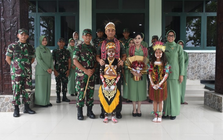 Panglima Komando Daerah Militer (Pangdam) XVIII/Kasuari, Mayor Jenderal TNI Jimmy Ramoz Manalu, S.Hub.Int., M.H.I., didampingi oleh Ketua Persit Kartika Chandra Kirana (KCK) PD XVIII/Kasuari, Ny. Arlin Jimmy Ramoz, melaksanakan kunjungan kerja (kunker) ke Korem 181/Praja Vira Tama (PVT), Selasa (18/3/2025)