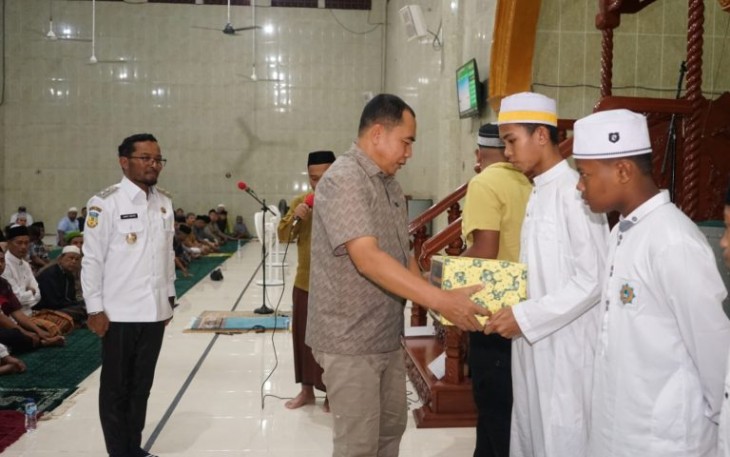 Pangdam XVII/Cenderawasih Mayjen TNI Rudi Puruwito serahkan bingkisan beras, sirup, aneka biskuit dan mie instan kepada para santri di bulan suci Ramadhan.