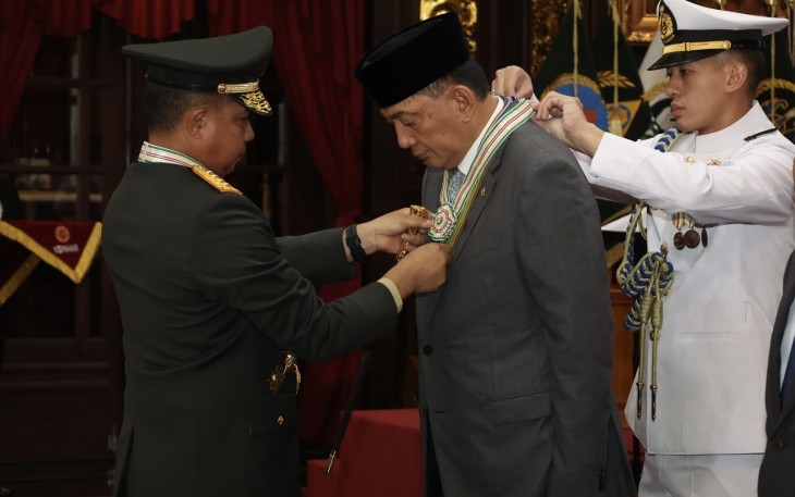 Panglima TNI Sematkan Bintang Yudha Dharma Utama Kepada Menhan RI