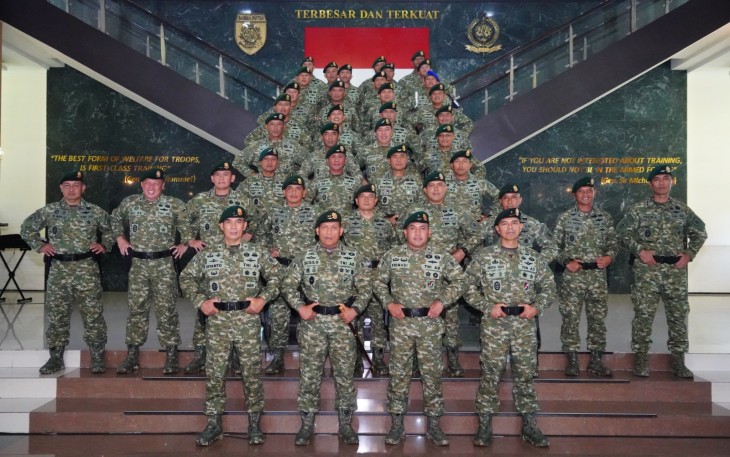  Panglima Divisi Infanteri 2 Kostrad, Mayjen TNI Susilo, memimpin jalannya acara Serah Terima Jabatan Kepala Staf Divisi Infanteri 2 Kostrad yang bertempat di Hall Madivif 2 Kostrad, Singosari, Kab. Malang. Rabu (5/2/2025)