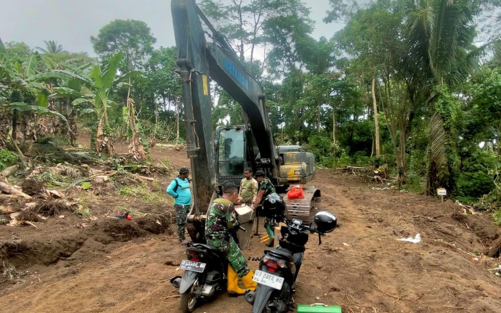 Personel Satgas TMMD Ke-123 Kodim 1310/Bitung saat melakukan penggantian kuku alat eksavator di titik 2.500 meter