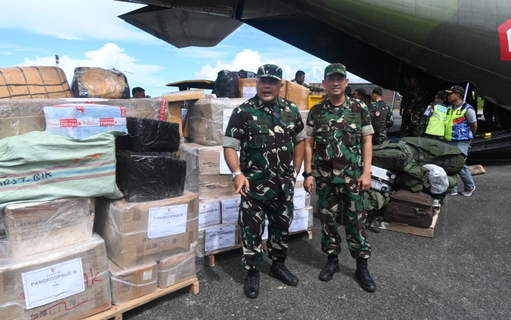C-130 Hercules Bawa Perlengkapan MBG Mendarat di Lanud Manuhua Biak