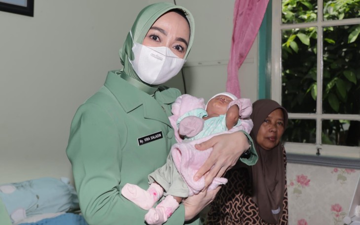 Ketua Persit KCK PD V/Brawijaya, Ny Vira Rudy Saladin Saat Menggendong Khalisa