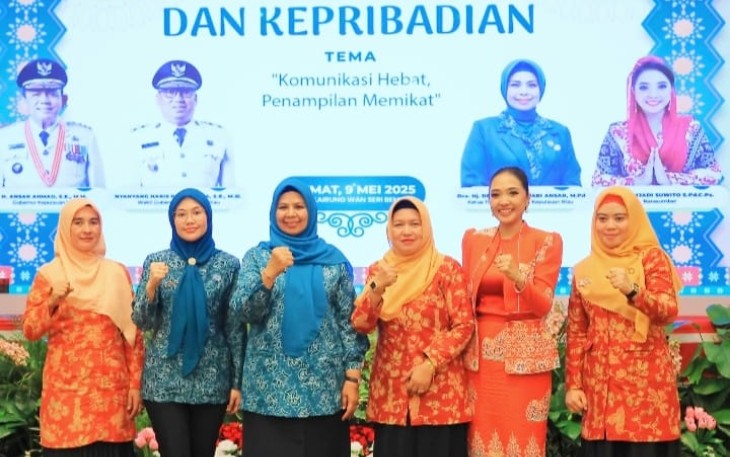 Ketua TP PKK Bintan Hafizha Rahmadhani memberikan apresiasi atas diselenggarakannya Pelatihan Kelas Public Speaking yang digagas Tim Penggerak PKK bersama DWP (Dharma Wanita Persatuan) Provinsi Kepri