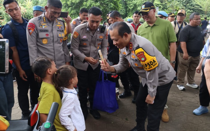 Kapolda Metro Jaya Irjen Pol Asep Edi Suheri saat menyapa dan berinteraksi langsung dengan masyarakat, khususnya anak-anak.